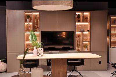 SOOF's Wandkast eiken rustiek bestaand
uit 3kasten (A+B+C)gekoppeld- dubbelwandig
3 delen gekoppeld 230x377x40 cm