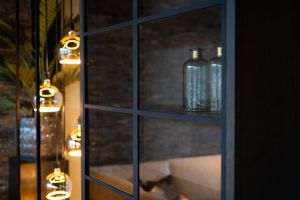 EGK091  Glaskast eiken rustiek PUUR/DUNE 2drs eiken/ 2drs metaal / kast 1deel 230x125x40