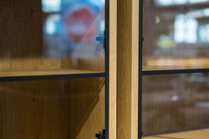  Glaskast eiken rustiek PUUR/DUNE 2drs eiken/ 2drs metaal versprongen EGK097