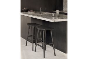 OSSO COUNTER STOOL - VARNISHED OAK - BLACK - BLACK LEATHER 57 x 33 x 69	53051