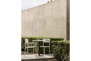 BLEND OUTDOOR DINING TABLE VASRNISHED CONCRETE TOP LIGHT GREY BASE 70 x 70 x 76 60141
