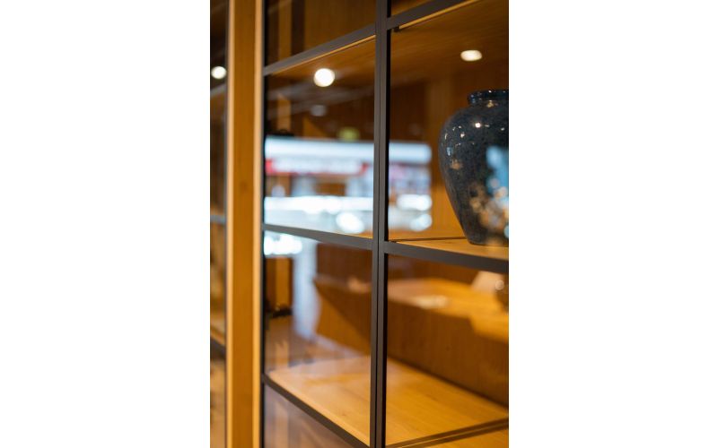 EGK092 Glaskast eiken rustiek PUUR/DUNE 3drs eiken/ 3drs metaal (230x183x40 cm) 