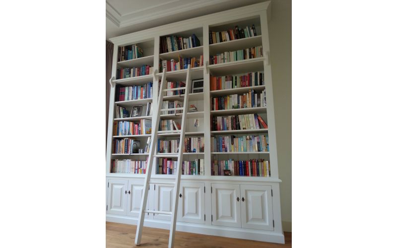 Hoge boekenkast met ladder op maat gemaakt