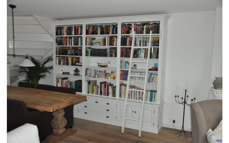 Kast uit delen gemaakt