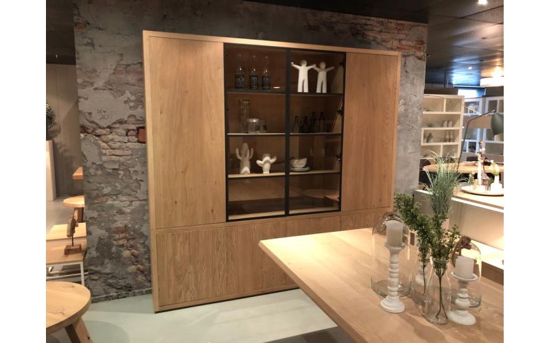 EGK095 Glaskast eiken rustiek PUUR/DUNE 6drs eiken/ 2drs metaal (230x241x40 cm) 