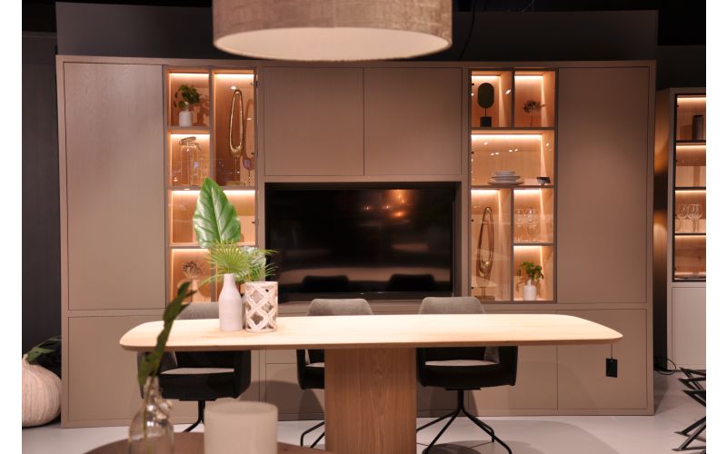 SOOF's Wandkast eiken rustiek bestaand
uit 3kasten (A+B+C)gekoppeld- dubbelwandig
3 delen gekoppeld 230x377x40 cm