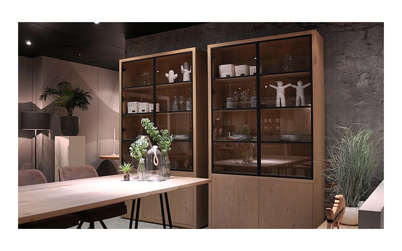  Glaskast eiken rustiek PUUR/DUNE 2drs eiken/ 2drs metaal versprongen EGK097