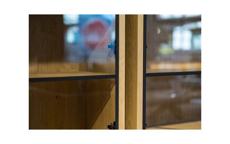  Glaskast eiken rustiek PUUR/DUNE 2drs eiken/ 2drs metaal versprongen EGK097