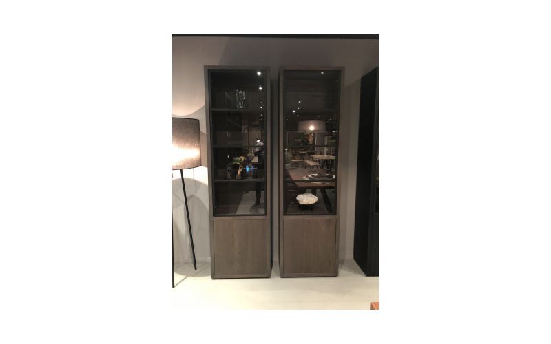  Glaskast eiken rustiek PUUR/DUNE 2drs eiken/ 2drs metaal versprongen EGK097