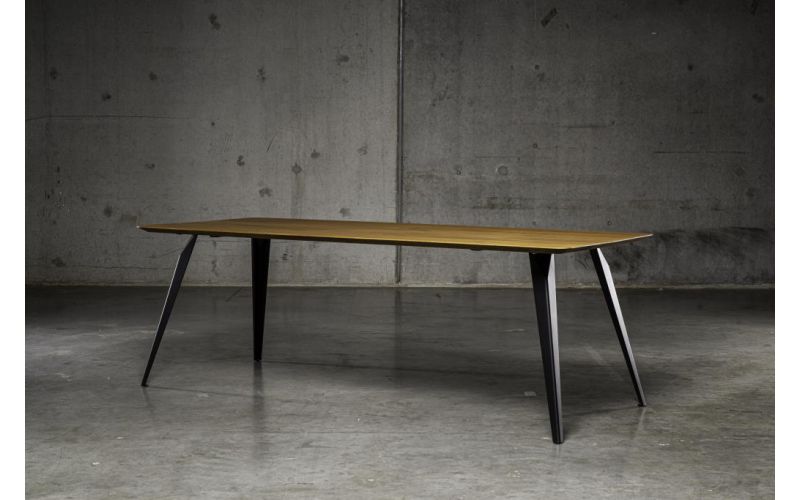Spike Eettafel Staal Notenhout | Seuren Tafels 