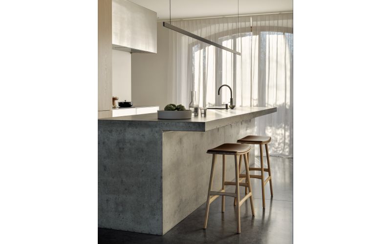 OSSO COUNTER STOOL - VARNISHED OAK - COGNAC LEATHER 57 x 33 x 69	