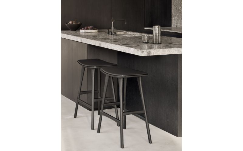 OSSO COUNTER STOOL - VARNISHED OAK - BLACK - BLACK LEATHER 57 x 33 x 69	53051