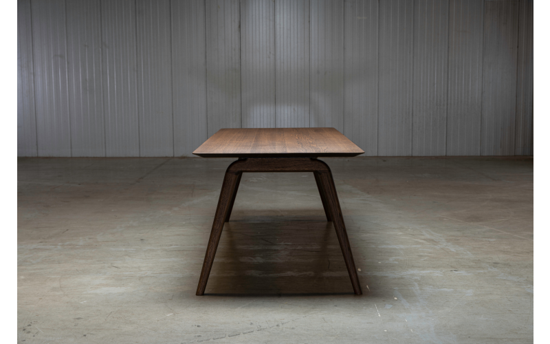 Pitcher Eetkamertafel notenhout