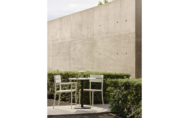 BLEND OUTDOOR DINING TABLE VASRNISHED CONCRETE TOP LIGHT GREY BASE 70 x 70 x 76 60141
