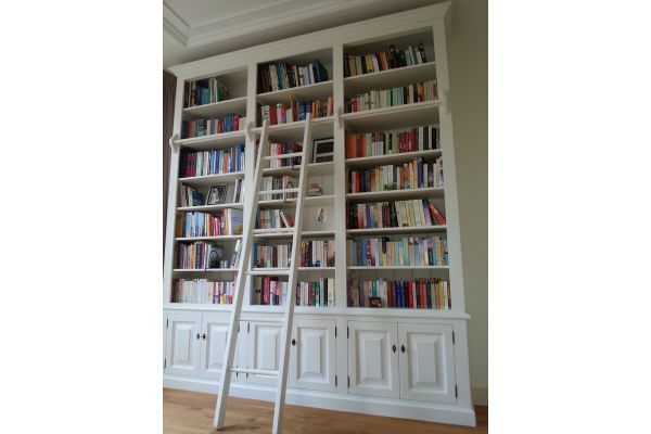 Hoge boekenkast met ladder op maat gemaakt